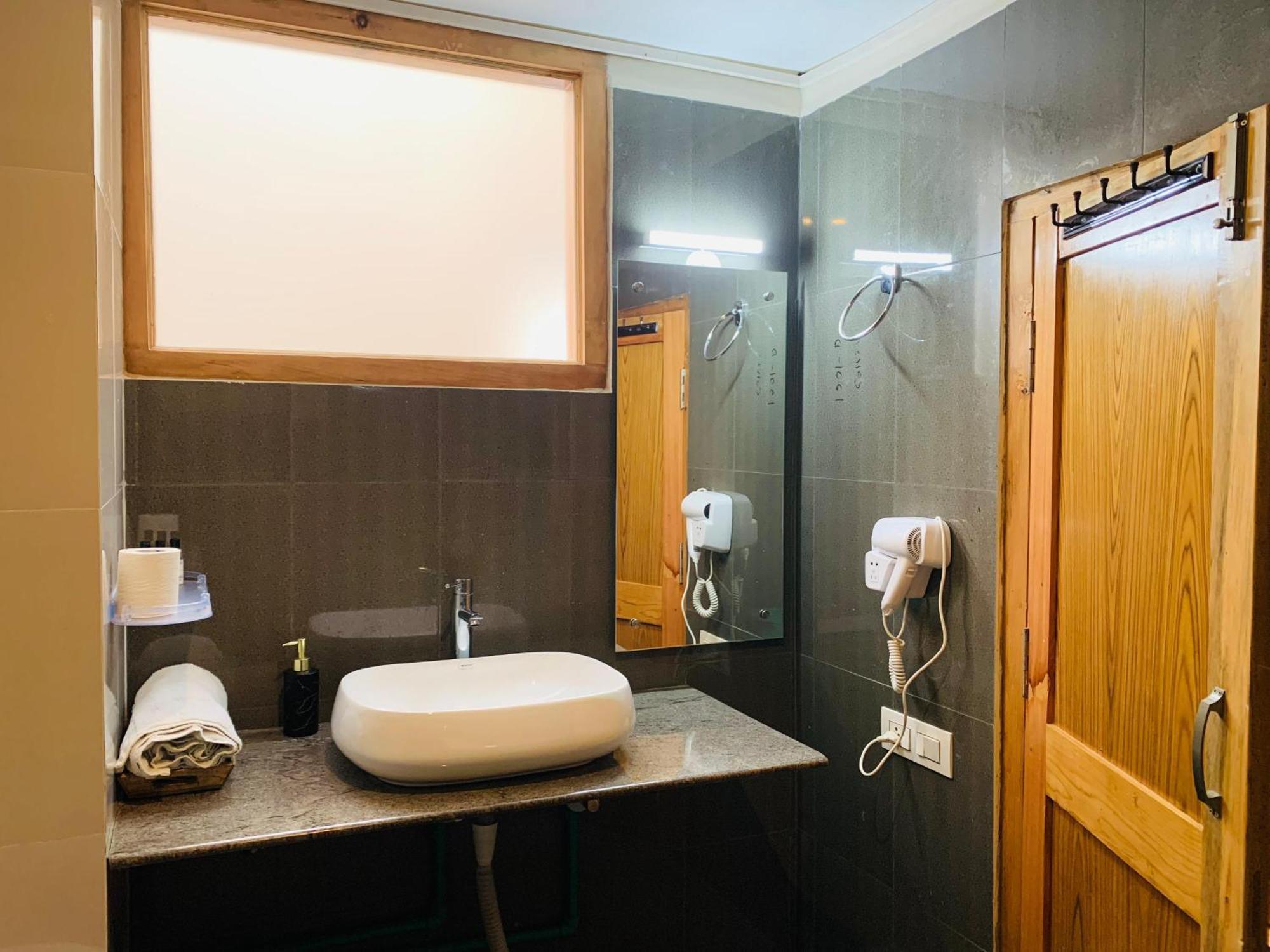 The Bulevar - Whispering Willows Hotel Sissu Bagian luar foto