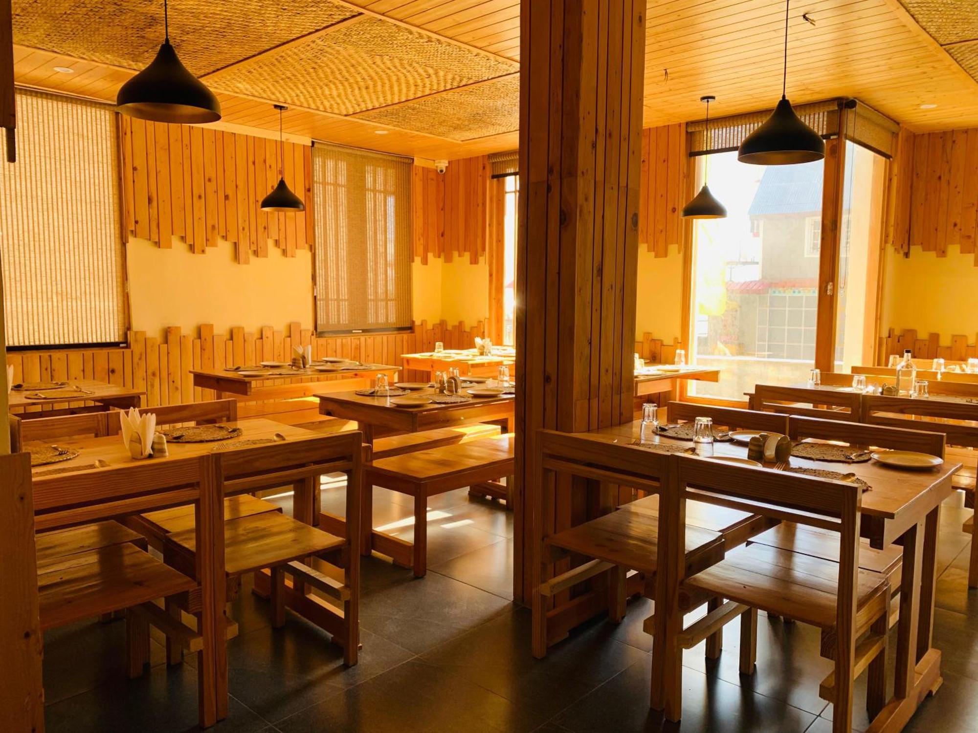 The Bulevar - Whispering Willows Hotel Sissu Bagian luar foto