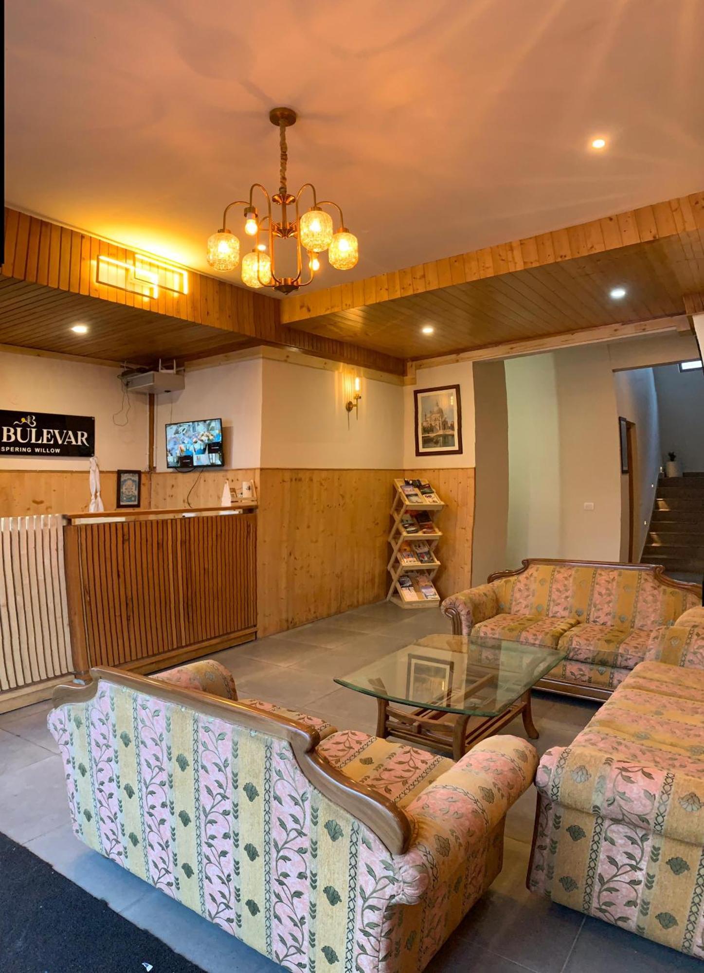 The Bulevar - Whispering Willows Hotel Sissu Bagian luar foto
